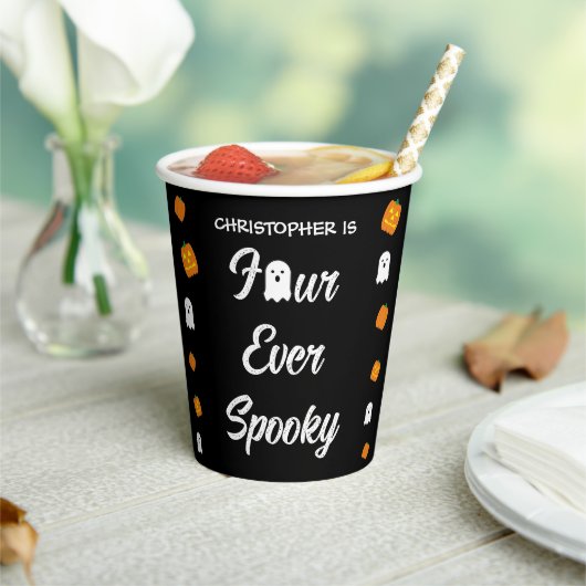 Spooky 4e verjaardag papieren bekers (Insitu)