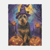 Spooky Airedale Halloween Witch and Pumpkin Fleece Deken (Voorkant)