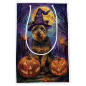Spooky Airedale Halloween Witch and Pumpkin Medium Cadeauzakje (Voorkant)