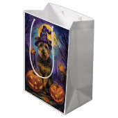 Spooky Airedale Halloween Witch and Pumpkin Medium Cadeauzakje (Achterkant Gekanteld)