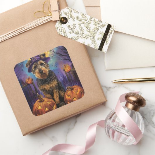 Spooky Airedale Halloween Witch and Pumpkin Vierkante Sticker (Geschenken)