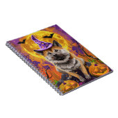 Spooky Akita Halloween Witch & Pumpkin Notitieboek (Rechterzijde)