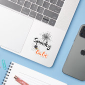 Spooky Babe - Schattige Halloween-ontwerp Sticker (Laptop met iPhone)