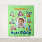 Spooky Baby Dino Kids Verjaardagsfeestje Achtergro Wandkleed (Voorkant)