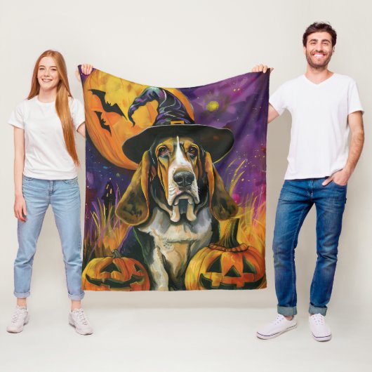 Spooky Basset Hound Halloween Witch and Pumpkin Fleece Deken (In situ)