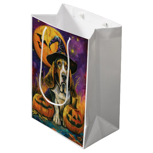 Spooky Basset Hound Halloween Witch and Pumpkin Medium Cadeauzakje (Voorkant Gekanteld)