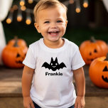 Spooky Black Bat Halloween Persoonlijke naam Kinder Shirts<br><div class="desc">Het halloween-shirt voor baby/peuter is voorzien van een spooky,  maar schattige zwarte vleermuis en moderne aangepaste tekst die gepersonaliseerd kan worden met de voornaam van je kind.</div>