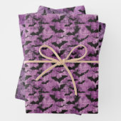 Spooky Black Bat Pattern op Grungy Paarse Inpakpapier Vel (In situ)