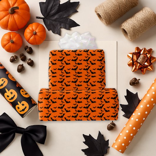Spooky Black Bats op Oranje Halloween Cadeaupapier