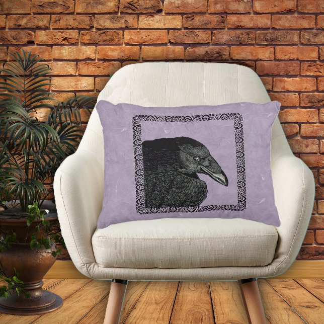 Spooky Black Crow Raven Face Accent Kussen (Head of black crow in black ornate frame on marbled purple home decor pillow.)