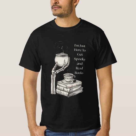 Spooky & Books: Witchy Skeleton Hand Cauldron T-shirt (Voorkant)