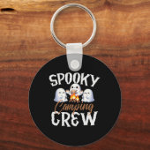 Spooky Camping Crew Halloween 2024 Campfire Happy Sleutelhanger (Voorkant)