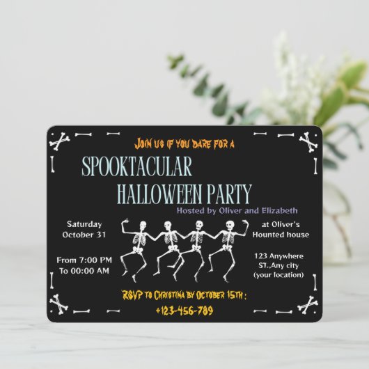 Spooky Dancing Skeleton Black Halloween Party Kaart (Staand voorkant)