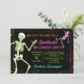 Spooky Dancing Skeleton Black Halloween Party Kaart (Staand voorkant)