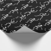 Spooky Dancing Skeletons Pattern Cadeaupapier (Hoek)