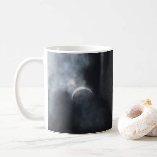 Spooky Eclipse Storm Clouds 2017 Koffiemok (Met donut)