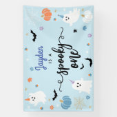 Spooky Een Leuke Ghost Halloween 1e Verjaardag Spandoek (Verticaal)