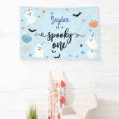 Spooky Een Leuke Ghost Halloween 1e Verjaardag Spandoek (Insitu)