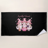 Spooky en lieve Schattigee heksenkat Oversized T-s Strandlaken (Voorkant)