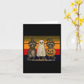 Spooky en wilde Halloween Schattigee Ghost Raccoon Kaart (Gele Bloem)