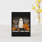 Spooky en wilde Halloween Schattigee Ghost Raccoon Kaart (Gele Bloem)