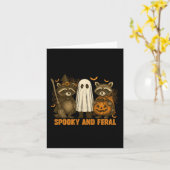 Spooky en wilde Schattigee spookwasbeer Halloween  Kaart (Gele Bloem)