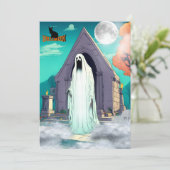 Spooky Enge Ghost Staand in Cemetery Halloween. Feestdagenkaart (Staand voorkant)