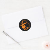 Spooky Flying Witch Oranje Happy Halloween Ronde Sticker (Envelop)