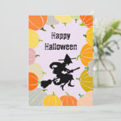 Spooky Flying Witch's Oranje pompoenen Feestdagenkaart (Staand voorkant)