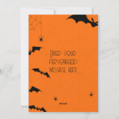 Spooky Flying Witch's Oranje pompoenen Feestdagenkaart (Achterkant)