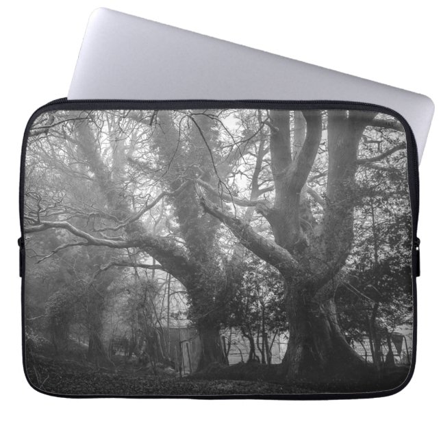 Spooky Forest Black en White Photography Laptop Sleeve (Voorkant)