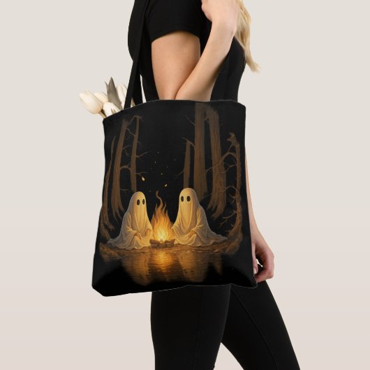 Spooky Ghost Campfire Night Forest Art - Halloween Tote Bag (Dichtbij)