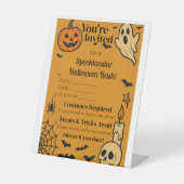 Spooky Halloween Bash Uitnodigen | Geesten en game Reclamebord Met Voetstuk (Voorkant)