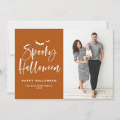 Spooky Halloween Brush Lettering Oranje foto Feestdagenkaart (Voorkant)