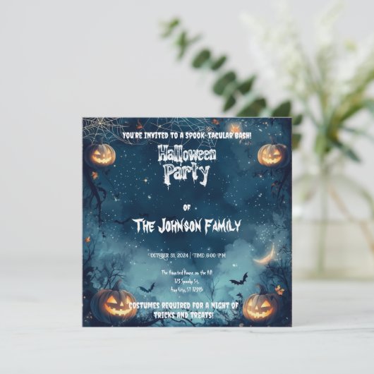 Spooky Halloween-feest met gloeiende pompoenen en Kaart (Staand voorkant)