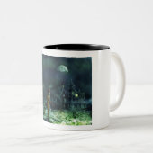 Spooky Halloween Grim Reaper en Haunted House Tweekleurige Koffiemok (Voorkant rechts)