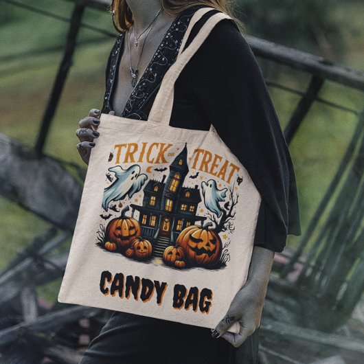 Spooky Halloween huis met pompoenen in de schemeri Tote Bag