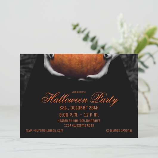 Spooky Halloween Meisje Met Pompoen Uitnodiging (Staand voorkant)