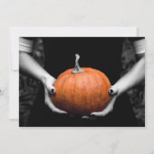 Spooky Halloween Meisje Met Pompoen Uitnodiging (Achterkant)