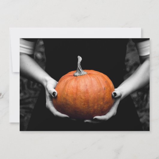 Spooky Halloween Meisje Met Pompoen Uitnodiging (Achterkant)