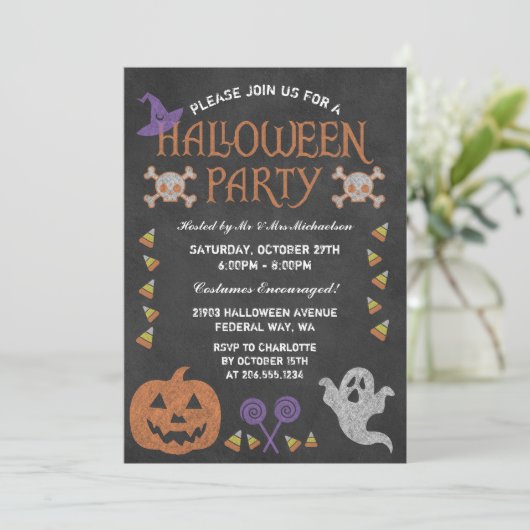Spooky Halloween Party Chalkboard Uitnodiging (Staand voorkant)
