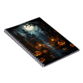 Spooky Halloween pompoenen in enge oude stad Notitieboek (Rechterzijde)