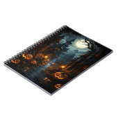 Spooky Halloween pompoenen in enge oude stad Notitieboek (Linkerzijde)