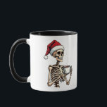 Spooky Halloween Sipping Coffee Christmas Santa Mok<br><div class="desc">Skeleton nippen koffie,  Kerstmuts,  Kerst humor,  Feestelijke skelet,  Koffie liefhebber,  Vakantie seizoen,  Kerst skelet,  Koffie en Kerst,  Kerstman skelet,  Vakantie vibes</div>