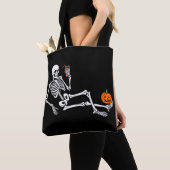 Spooky Halloween Skeleton Sippin Pumpkin Spice Tote Bag (Dichtbij)