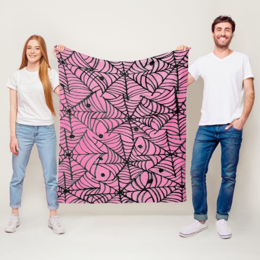 Spooky Halloween Spider Webs op Roze Fleece Deken (In situ)