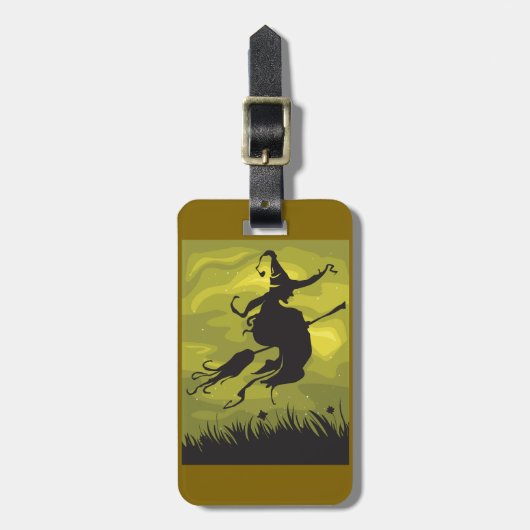 Spooky Halloween Witch Flying on Broomstick Bagagelabel (Voorkant verticaal)