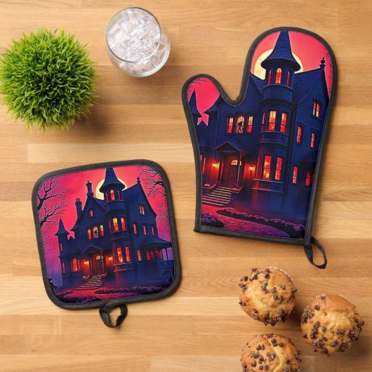 Spooky Haunted House bij Dusk Design Ovenwant & Pannenlap Set (Top down)