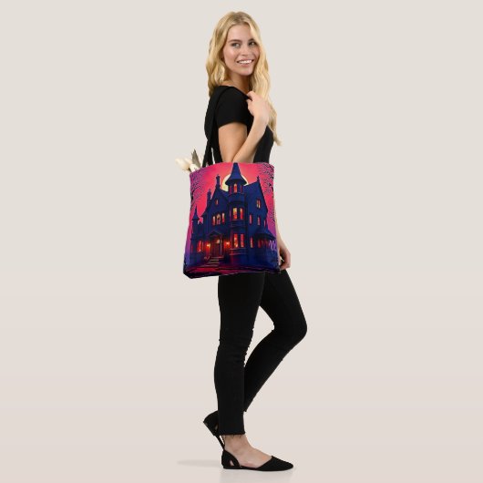 Spooky Haunted House bij Dusk Design Tote Bag (Op model)