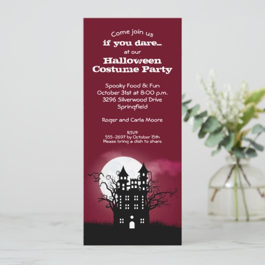 Spooky Haunted House Red Sky Halloween Uitnodiging (Staand voorkant)